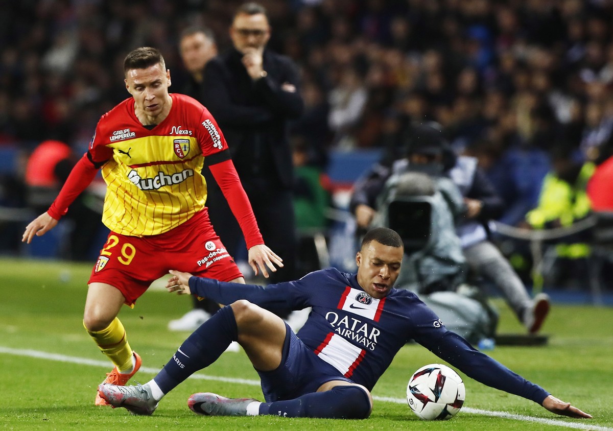 Przemysław Frankowski i Kylian Mbappe