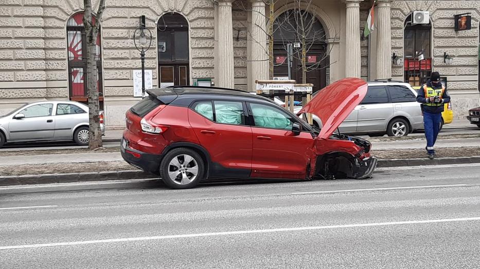 Ízzé porrá tört Vitray Volvója az Andrássy úti balesetben / Fotó: budapestkornyeke.hu