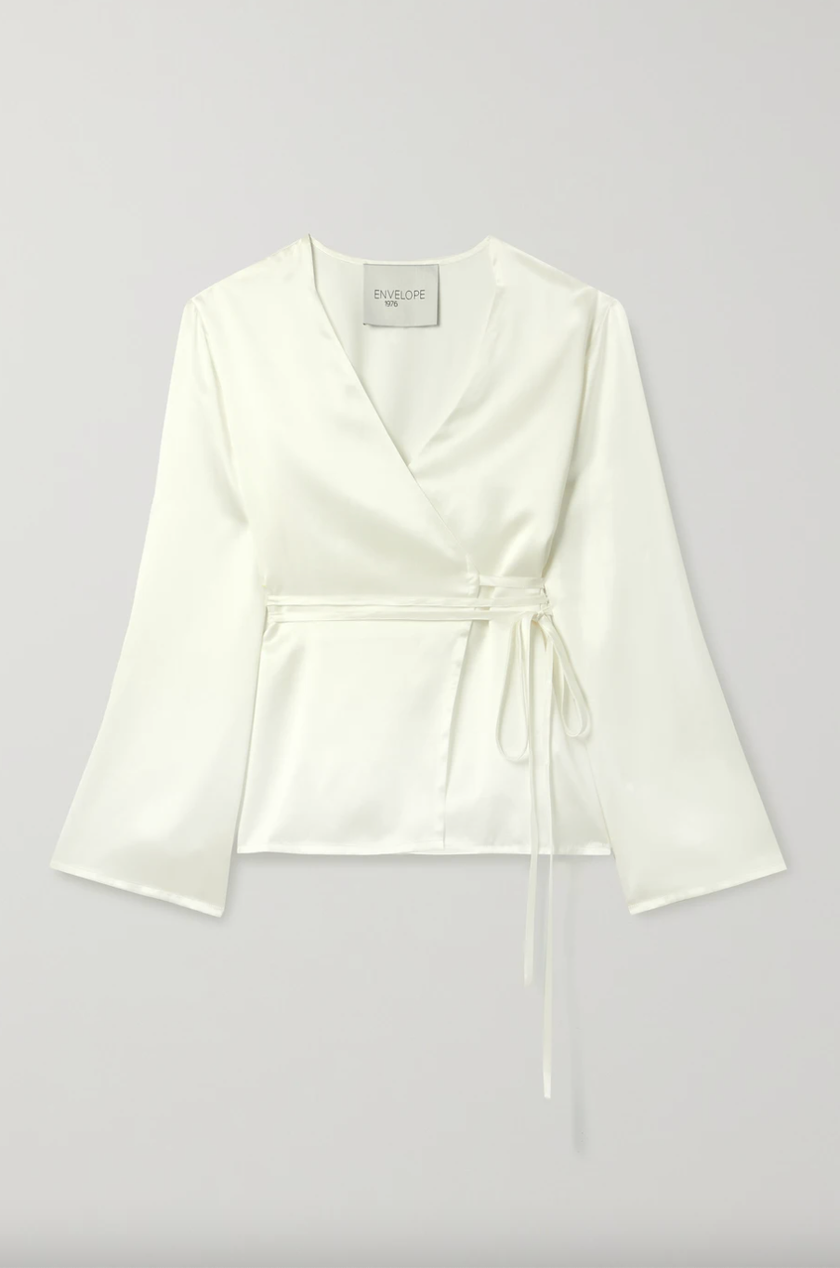 Haut coupe portefeuille en satin de soie de Envelope1976, environ 236 francs, via Net-A-Porter.
