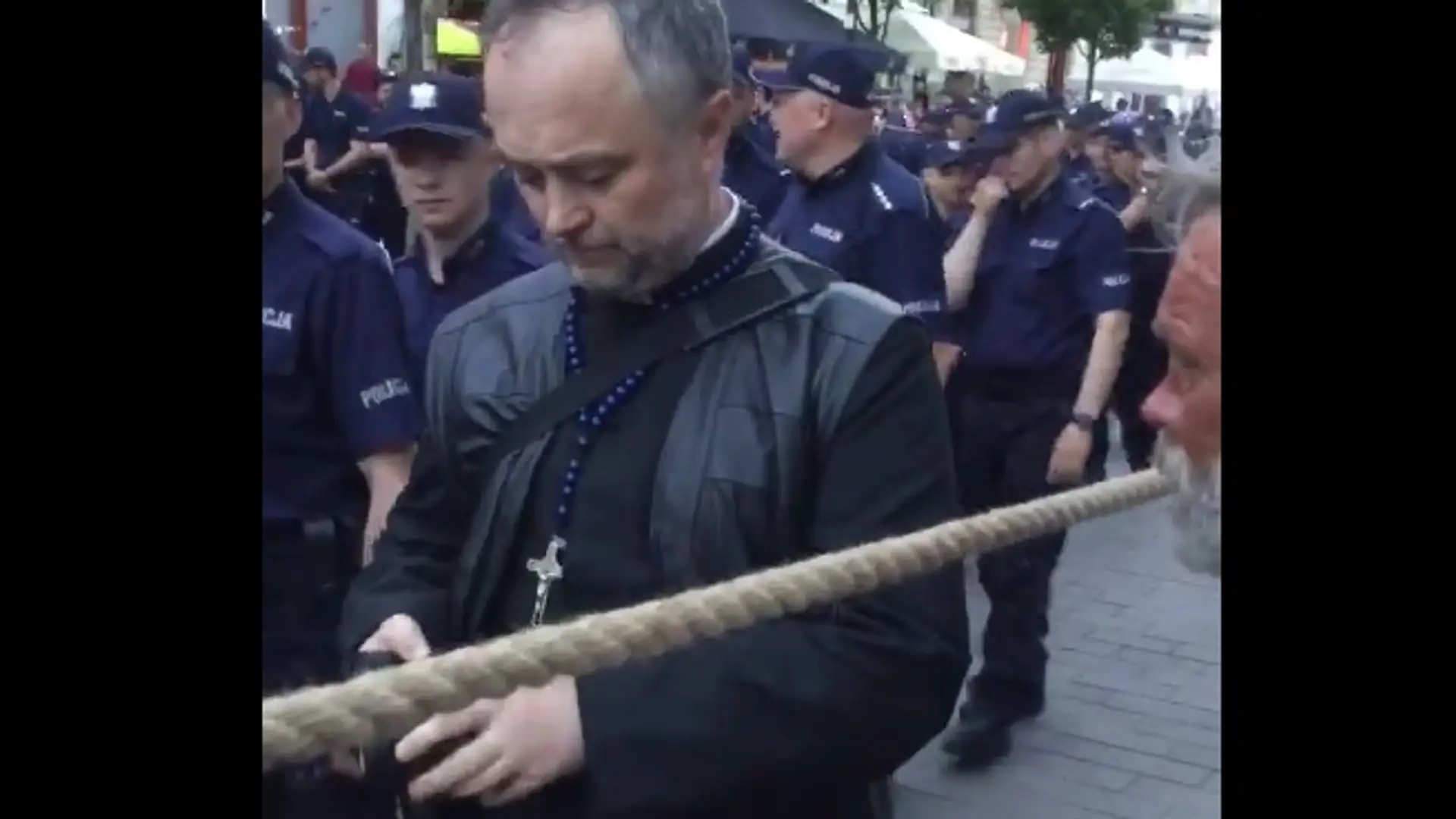 Żebrak podczas miesięcznicy smoleńskiej prosi księdza o pieniądze. Nic nie dostaje