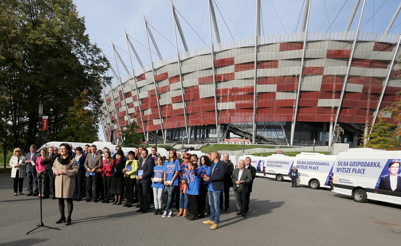 Premier Ewa Kopacz podczas konferencji prasowej przed stadionem PGE Narodowy w Warszawie