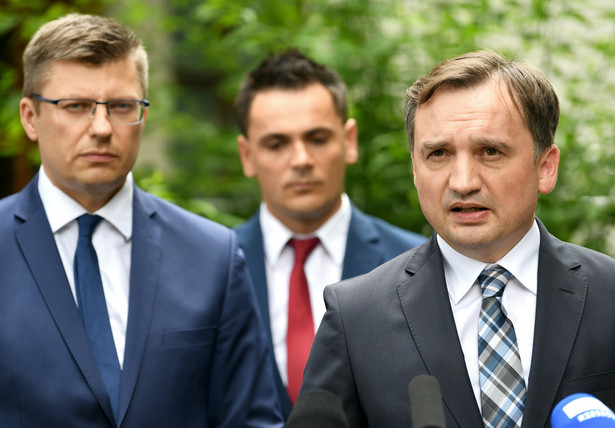 Nowa Dęba, 29.07.2020. Minister sprawiedliwości, prokurator generalny Zbigniew Ziobro (P) i wiceminister tego resortu Marcin Warchoł (L) podczas konferencji prasowej nt. działalności punktów pomocy pokrzywdzonym, 29 bm. w Nowej Dębie. (mr) PAP/Darek Delmanowicz