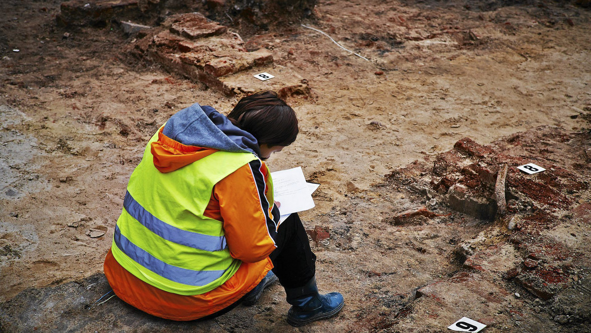 Ponad 150 grobów należących do nieznanej dotąd kultury odkryli w Peru archeolodzy z Uniwersytetu Wrocławskiego. Znalezisko, datowane na IV-VII w. n.e., świadczy, że płn. część pustyni Atakama zamieszkiwała społeczność rolnicza jeszcze przed ekspansją cywilizacji Tiahuanaco.