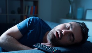 Spavanje sa uključenim televizorom šteti zdravlju na više načina