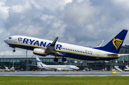 Ryanair odlatuje i w końcu zarabia, ale Covidu nadal się boi