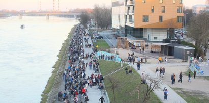 Tłumy warszawiaków na bulwarach wiślanych