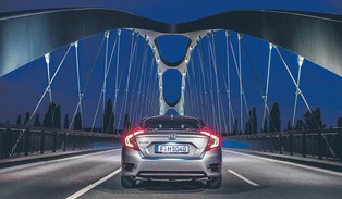 Bąk: Soniczna szczoteczka do zębów jest do... [FELIETON]