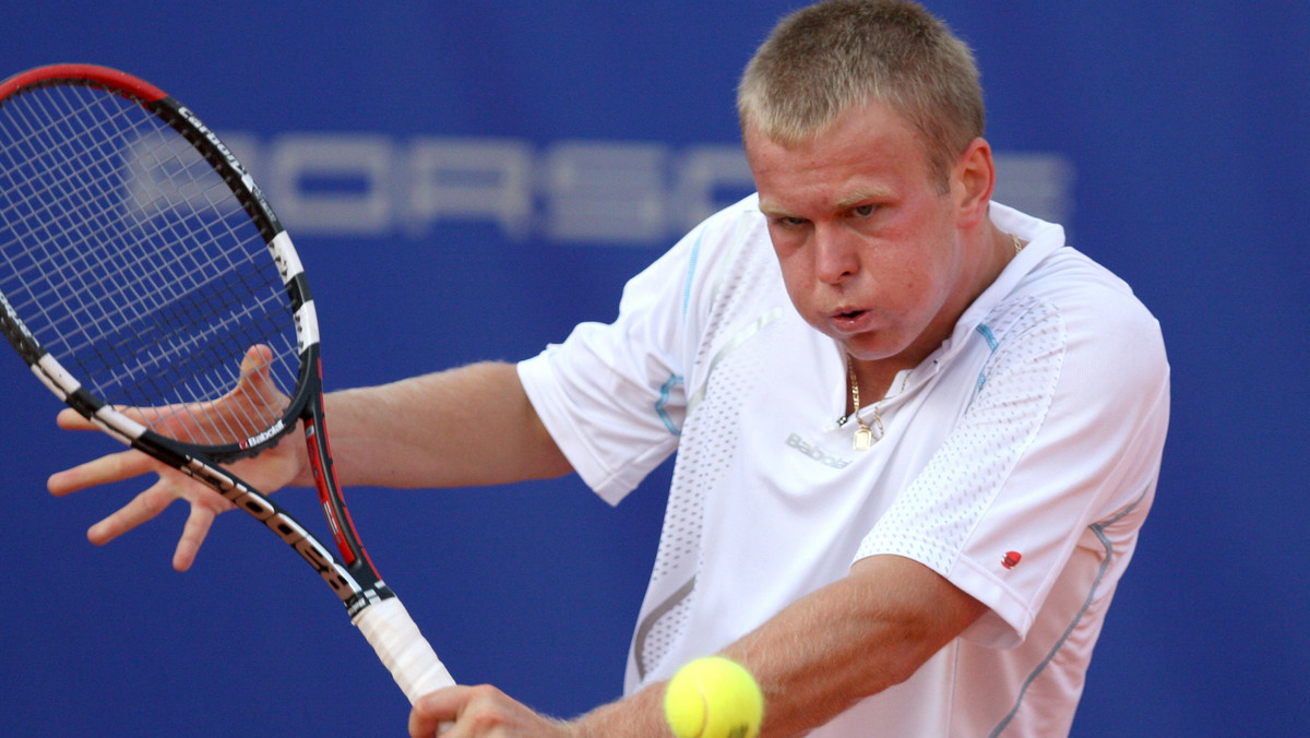 Marcinowi Gawronowi i Grzegorzowi Panfilowi nie udało się awansować do drugiej rundy challengera tenisowego ATP Poznań Porsche Open 2010 (pula nagród 85 tys. euro), który w poniedziałek rozpoczął się na kortach poznańskiej Olimpii.