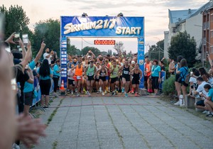 Više od 1000 trkača iz Srbije i sveta trčalo za retke na prvom humanitarnom noćnom polumaratonu "Sirmijum 21/7"