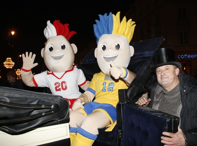 Maskotki Euro 2012 - Slavek i Slavko - przyjechały dorożką