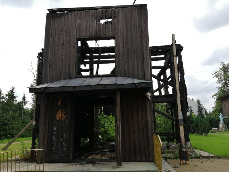 Zgliszcza spalonego kościoła w Mileszkach 