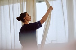 Jak i czym wybielić poszarzałe firanki? Wsyp to do wody przed praniem! Oto sekret śnieżnobiałych firanek