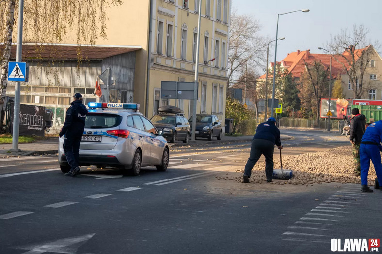 W Oławie na ulicę rozsypała się góra ziemniaków