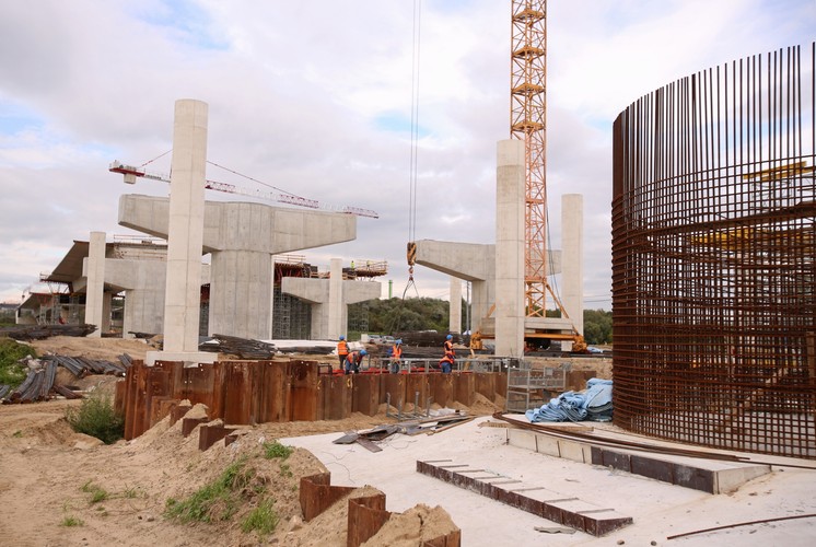 Most będzie obustronnie podwieszany na  czterech pylonach w kształcie litery A (po dwa dla każdej jezdni) o wysokości  63,0 m.  <br><br> fot. (zuz) PAP/Stanisław Rozpędzik