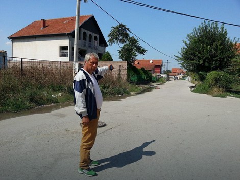 Deda Sejda Malićević pokazuje dragostor do kog njegov unuk nije stigao