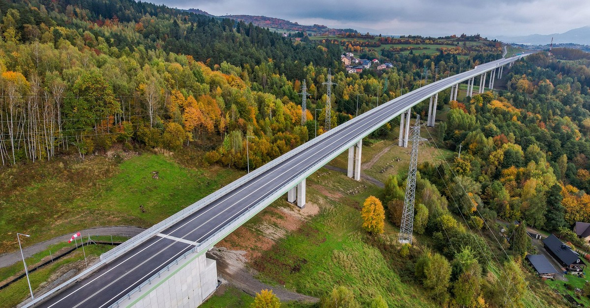 Mosty, tunele i estakady. Skończyli budować drogowe cudo za 1,5 miliarda złotych. Już za dwa dni nową trasą pomkną kierowcy [ZDJĘCIA] [WIDEO]