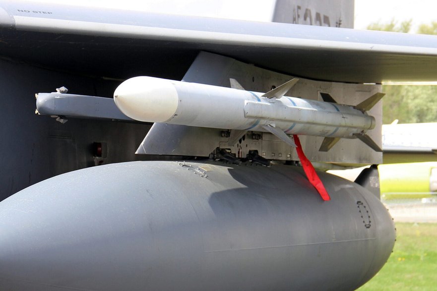 AIM-120C este suspendat sub aripa unui F-15E american.