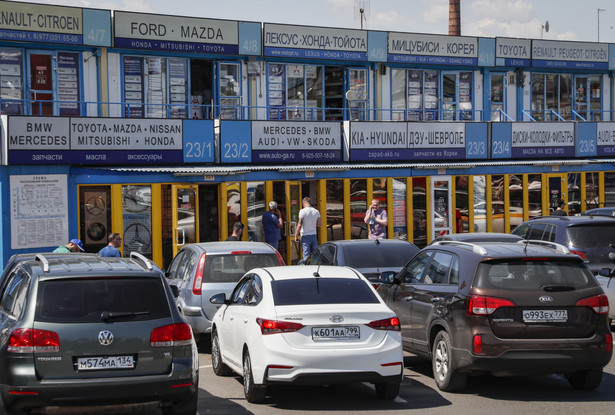 Wielu producentów samochodów ogłosiło zawieszenie lub ograniczenie swojej działalności w Rosji