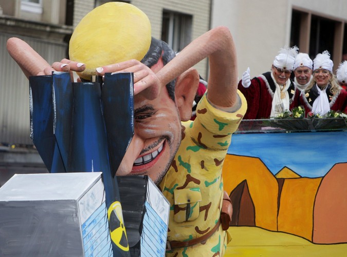 Prezydent Iranu Mahmud Ahmadineżad wysadza siedzibę ONZ na paradzie w Dusseldorfie