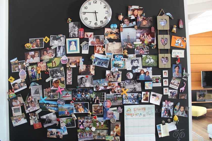 Viele Erinnerungen: Die Magnetwand in der Küche ist die Lieblingsdeko der Wilmottes. 