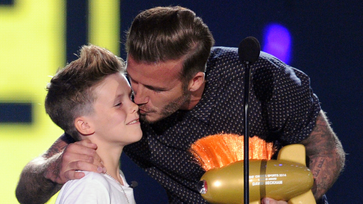 David Beckham i jego żona Victoria doczekali się zdolnego potomstwa. Ich syn Cruz odziedziczył talent wokalny po mamie. Właśnie ukazał się jego świąteczny singiel "If Every Day Was Christmas". Czy nastolatek pójdzie w ślady śpiewającej mamy i, tak jak Victoria Beckham, podbije światowe sceny muzyczne?