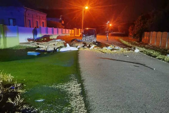 PREŠAO U SUPROTNU TRAKU, PA SE ZAKUCAO U ZAPREŽNO VOZILO Strašna nesreća kod Smederevske Palanke: Stradao konj, vlasnik teško povređen (VIDEO)
