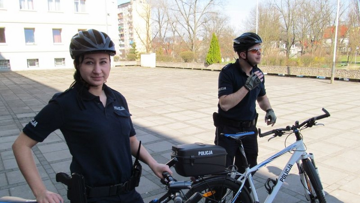 Od piątku w centrum Zielonej Góry oraz na drogach powiatu zielonogórskiego można będzie spotkać patrole rowerowe. Od godziny 11.00 do 19.00 centrum miasta będzie patrolowało dwoje policjantów na jednośladach. Rowerowe patrole już od sześciu lat pojawiają się w naszym mieście, a od ubiegłego roku także w różnych miejscach zielonogórskiego powiatu.