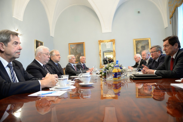 Prezydent Bronisław Komorowski (2P), zastępca Szefa Kancelarii Prezydenta Sławomir Rybicki (3P), sekretarze stanu Krzysztof Łaszkiewicz (P) i Olgierd Dziekoński (4P) podczas spotkania z konstytucjonalistami: prezesem Trybunału Konstytucyjnego Andrzejem Rzeplińskim (3L), Ferynandem Rymarzem (5L), Bohdanem Zdziennickim (4L), Jerzym Stępniem (2L), Andrzejem Zollem (L), w związku z opóźnieniem podania oficjalnych wyników wyborów samorządowych, 24 bm. w Pałacu Prezydenckim w Warszawie.