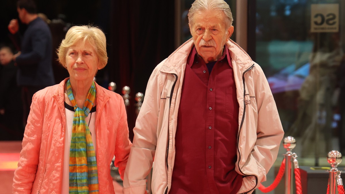 (FOTO) LJUBIVOJE RŠUMOVIĆ (87) ZA RUKU DRŽI PARTNERKU GOCU Nju je zavoleo nakon smrti supruge: U javnosti se gotovo nikad ne pojavljuju, a sada pokazali koliko se vole