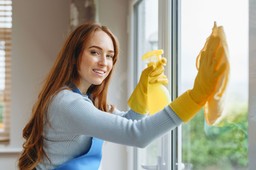 zaparzam w kubku i myję okna przed świętami. smugi znikają, a w domu pachnie naturalną świeżością okna są 2 razy czystsze niż po płynie domowy sposób na mycie okien