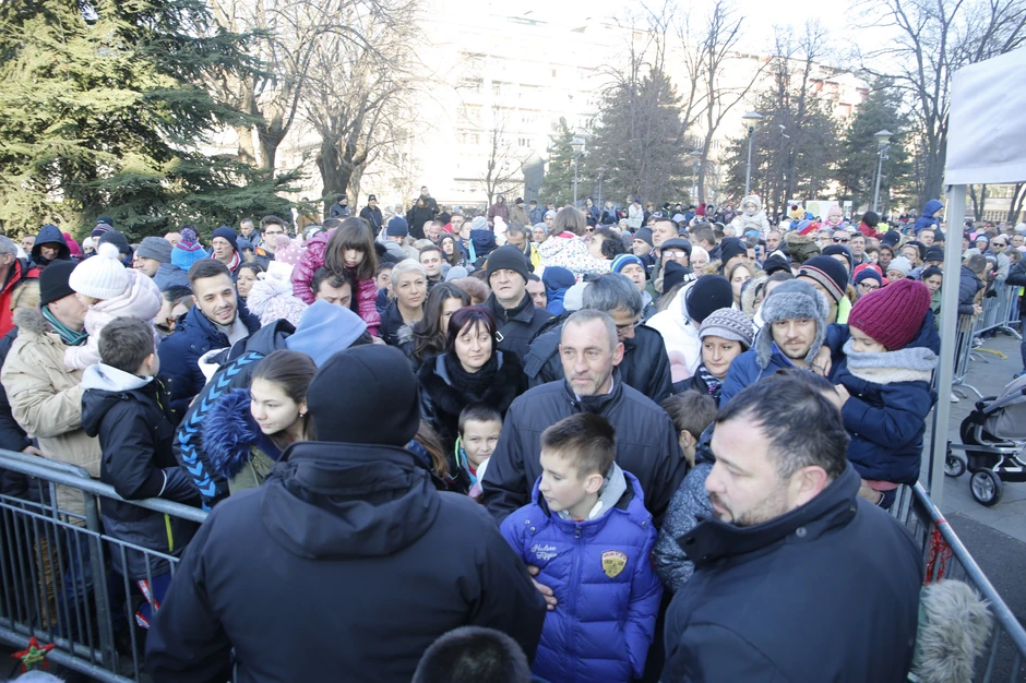 Gužva na platou ispred Hrama Svetog Save