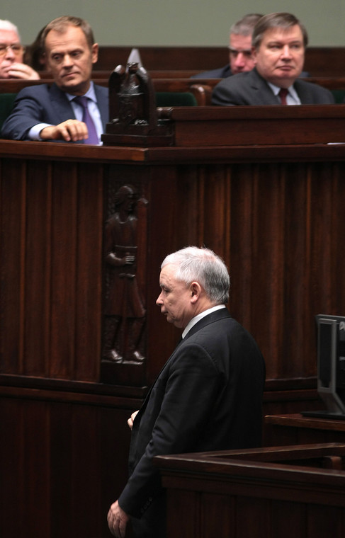  Prezes PiS Jarosław Kaczyński schodzi z mównicy po swoim wystąpieniu. W tle ówczesny premier Donald Tusk. Zdjęcie z 2010 r.