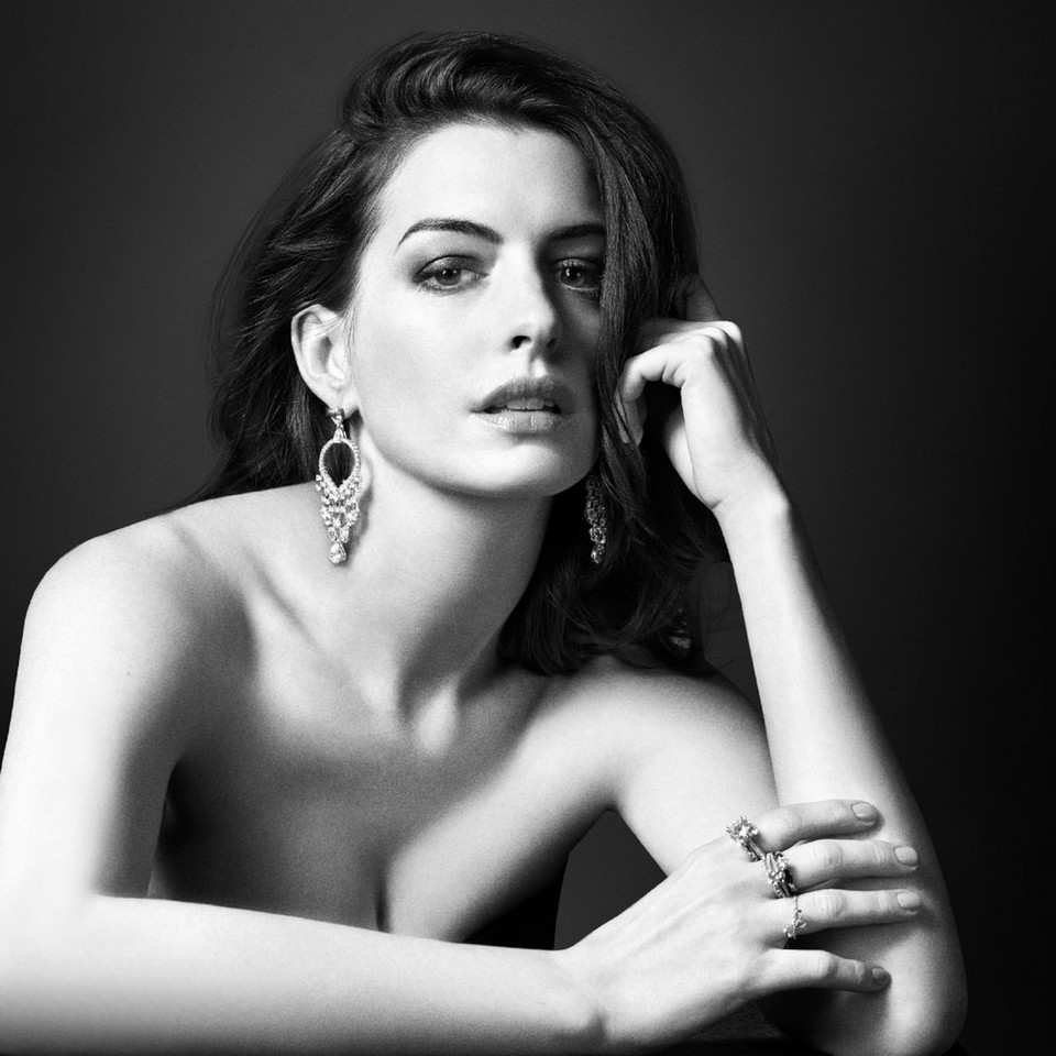 Przepiękna Anne Hathaway w reklamie biżuterii