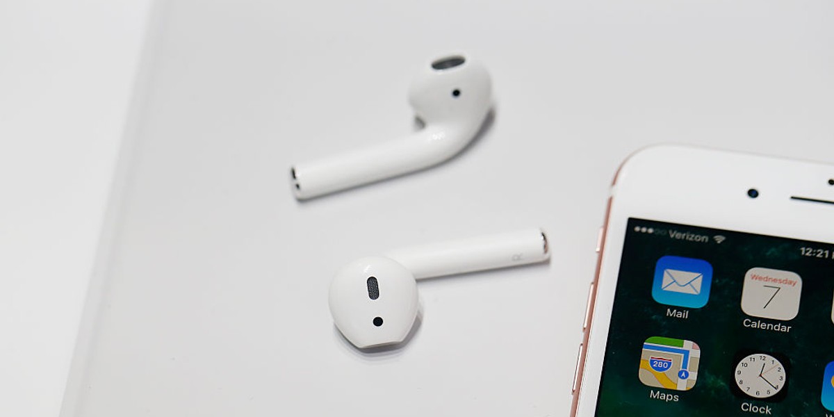 Jeszcze przed wybuchem epidemii koronawirusa, Apple miało problemy, by nadążać z dostawami nowych, droższych słuchawek, czyli AirPods Pro. Teraz "utknęły" w fabryce.