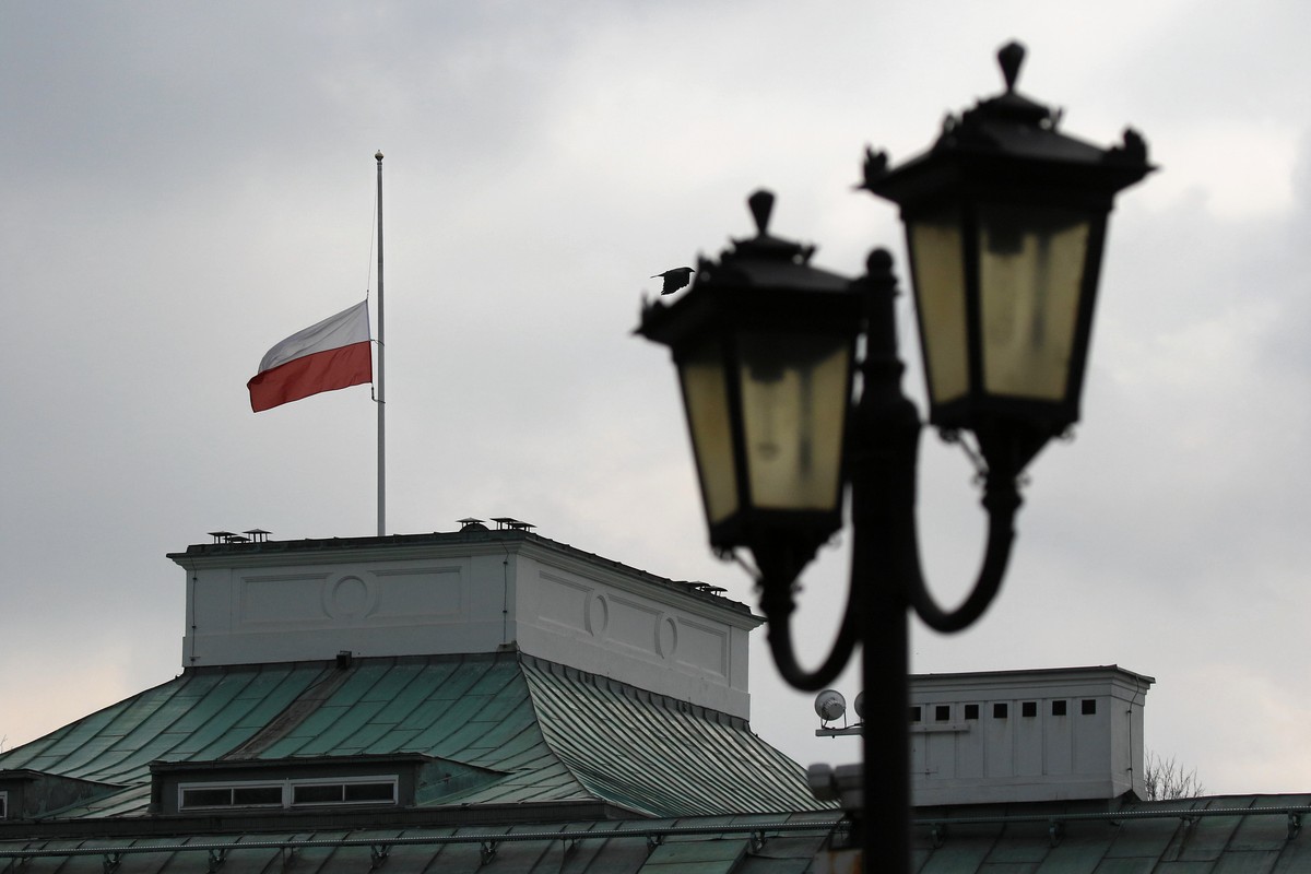 żałoba narodowa flaga opuszczona do połowy masztu