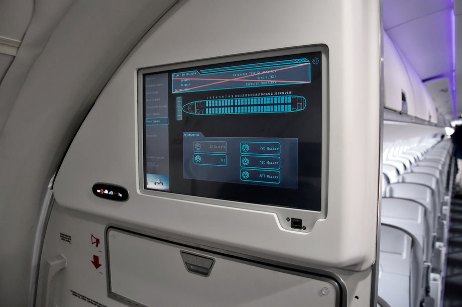 Oświetlenie i temperatura w kabinie są sterowane elektronicznie za pomocą paneli dotykowych w przedziałach dla załogi