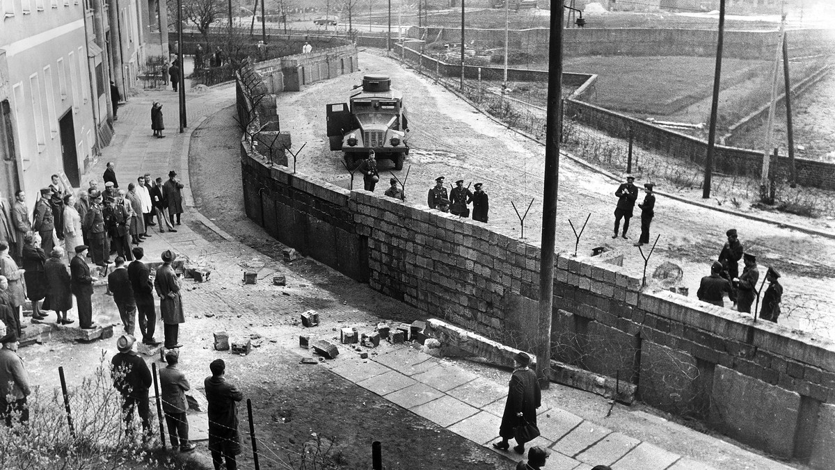 Mur berliński Na zdjęciu naprawiony fragment po udanej ucieczce ciężarówką, kwiecień 1963 r.