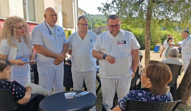 Dr Milan Lazarević na preventivnim pregledima u selu Ružnik kod Niša