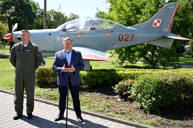 Sekretarz stanu w Ministerstwie Obrony Narodowej Wojciech Skurkiewicz (P) oraz dyrektor pokazów w powietrzu gen. pil. Grzegorz Ślusarz (L)