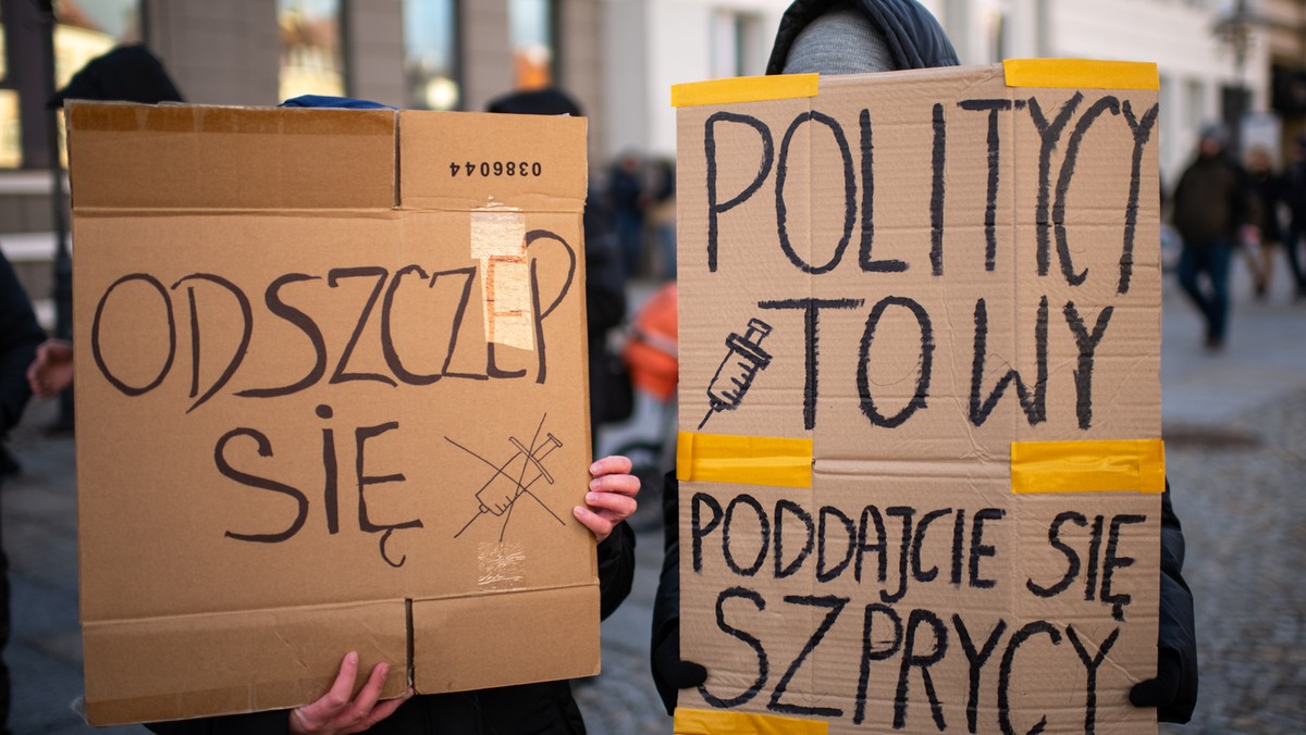 Protest antyszczepionkowców w Białymstoku w styczniu 2022 roku