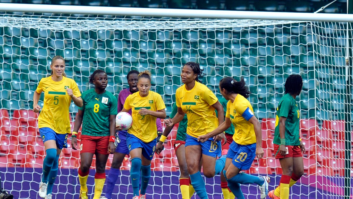 Reprezentacja Brazylii w piłce nożnej kobiet rozgromiła Kamerun 5:0 (2:0) w swoim pierwszym meczu grupy E turnieju olimpijskiego. Spotkanie zostało rozegrane na Millennium Stadium w Cardiff.