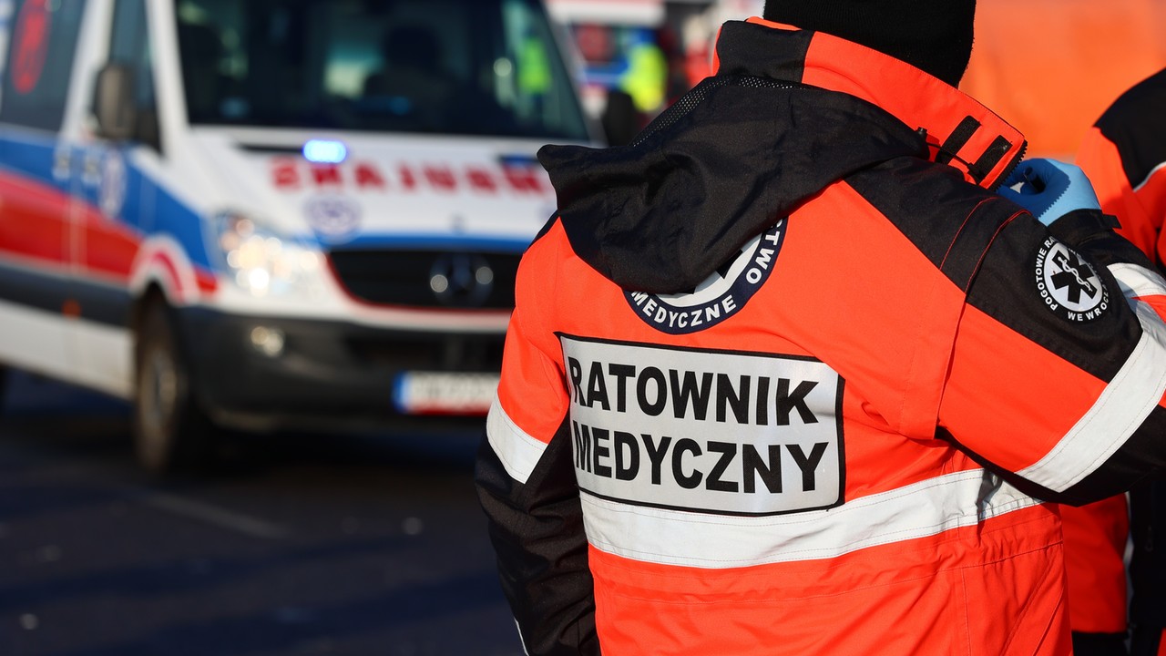 Dramatyczny wypadek na terenie szkoły w Łodzi. Betonowy płot runął na bawiące się dziecko