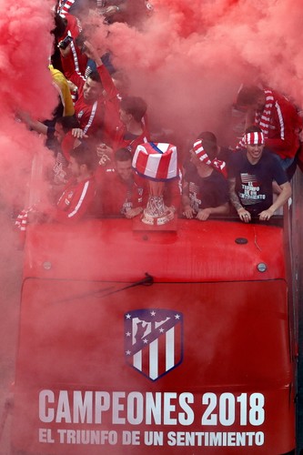 Piłkarze Atletico razem z kibicami świętowali swój sukces na ulicach Madrytu