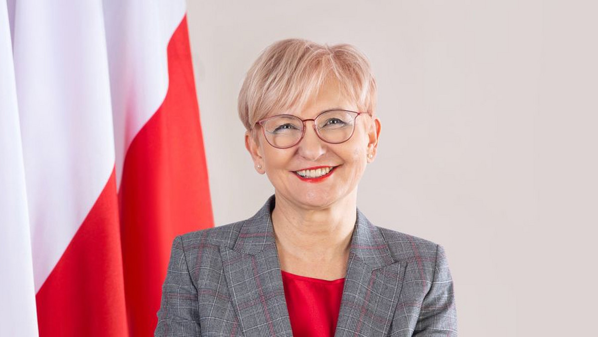 Iwona Michałek została nową wiceminister oświaty i pełnomocniczką rządu do spraw wspierania wychowawczej funkcji szkoły. Choć sama była kiedyś nauczycielką, krytycznie odnosiła się do kwietniowego strajku, dopatrując się w nim "akcji politycznej". Bliski jest jej prawicowy, konserwatywny światopogląd, nie kryje się też z sympatią do ojca Rydzyka.