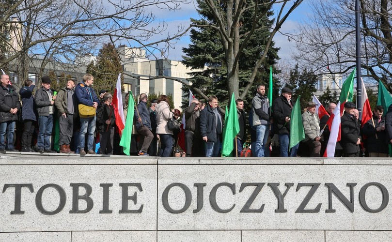 'W obronie polskiej ziemi'. Manifestacja rolników i PSL pod pomnikiem Wincentego Witosa w Warszawie