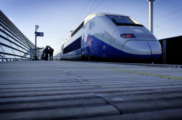 Wizytówką Francji są wina, sery i pociągi TGV. Te trzy litery to zastrzeżony znak towarowy francuskich kolei SNCF, a jednocześnie synonim najbardziej znanego systemu szybkiej kolei na świecie. Marka zobowiązuje: projektantem strojów obsługi TGV jest dyktator mody Christian Lacroix, a przebranie obsługi kosztowało – bagatela - prawie 20 mln euro. W regularnej eksploatacji TGV jeżdżą z prędkością do 320 km/h. Francuska szybka jazda zaczęła się w 1981 r. Kiedy w Polsce gen. Wojciech Jaruzelski występował w telewizji zamiast „Teleranka”, Francuzi oddawali do użytku linię dużych prędkości z Paryża do Lyonu. Ta okazała się takim sukcesem frekwencyjnym i bodźcem dla francuskiego przemysłu, że TGV zaczęto szybko rozbudowywać. Dzisiaj pociągi TGV docierają do każdego zakątka Francji, bo połączenie z Paryżem uzyskały m.in. Tours, Le Mans, Bordeaux, Lille, Calais, Valence, Nimes i Marsylia. fot. Alstom