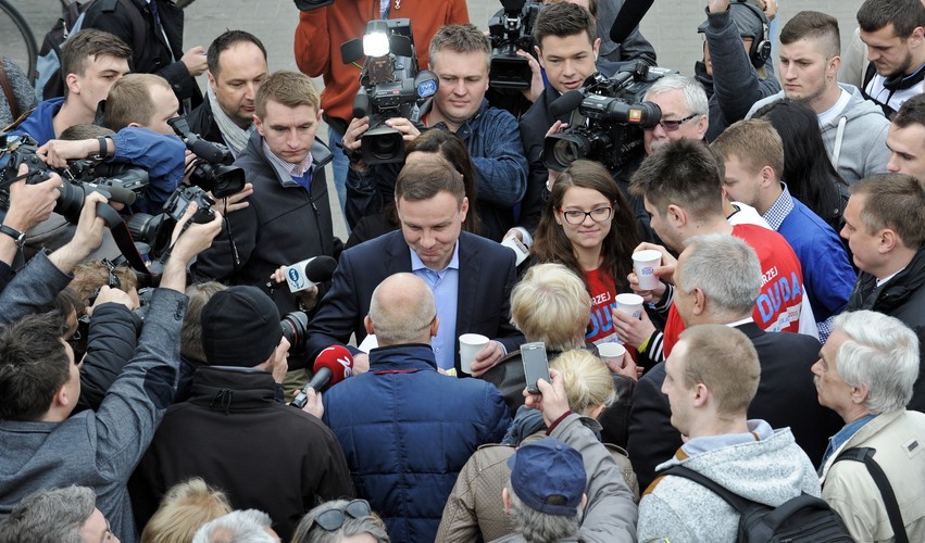 ANDRZEJ DUDA ROZDAWAŁ KAWĘ PRZY STACJI METRA CENTRUM