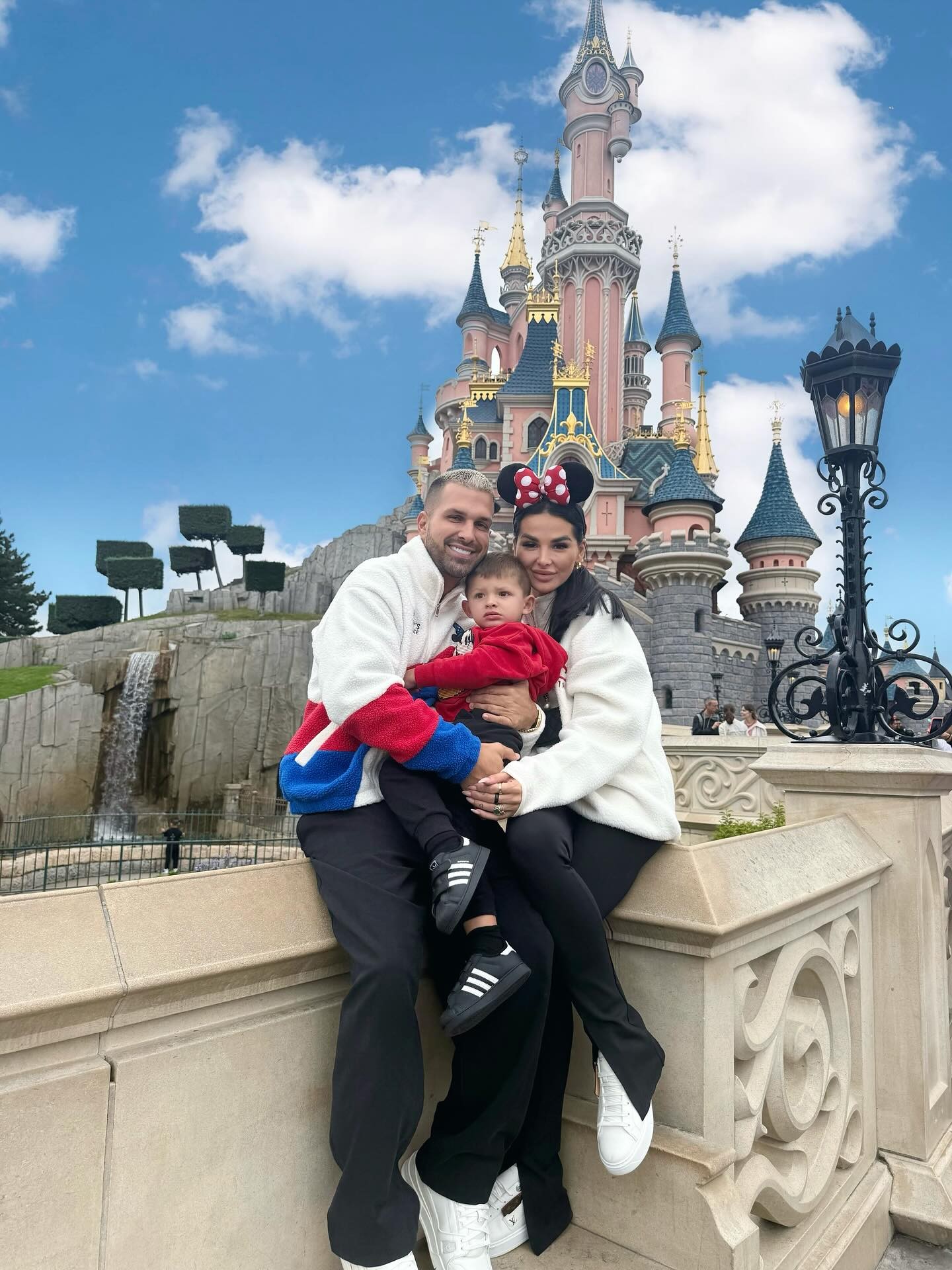 René Strausz, jeho manželka Zuzana Strausz Plačková a ich synček Dion.