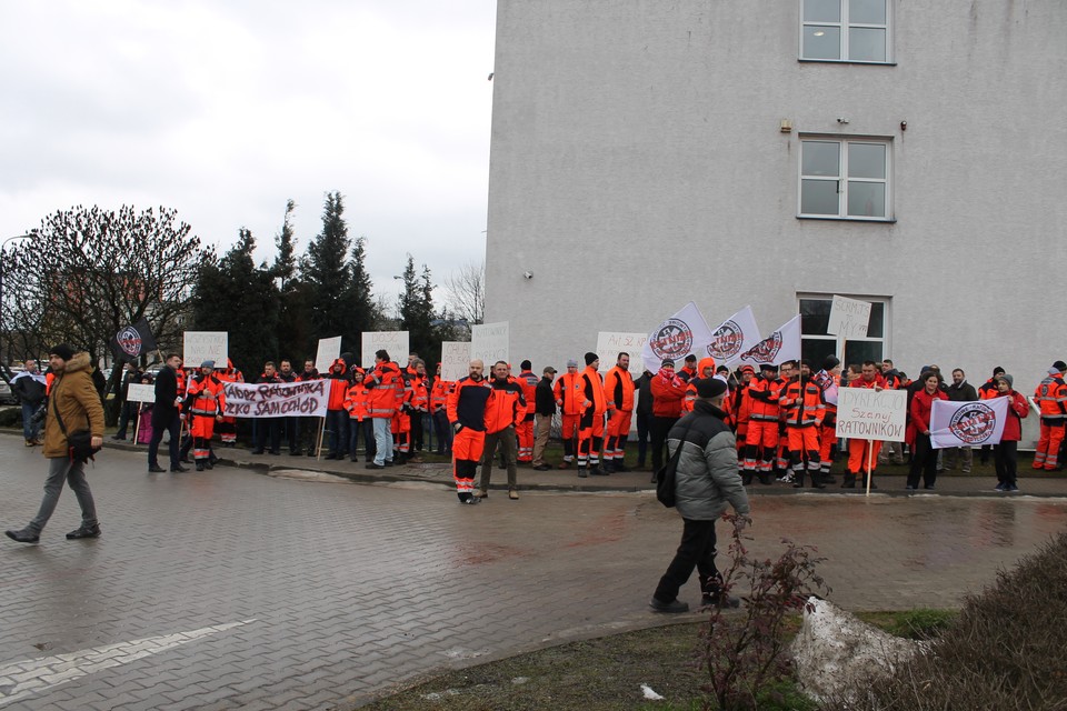 Protest ratowników medycznych w Kielcach. Bronili zwolnionych kolegów