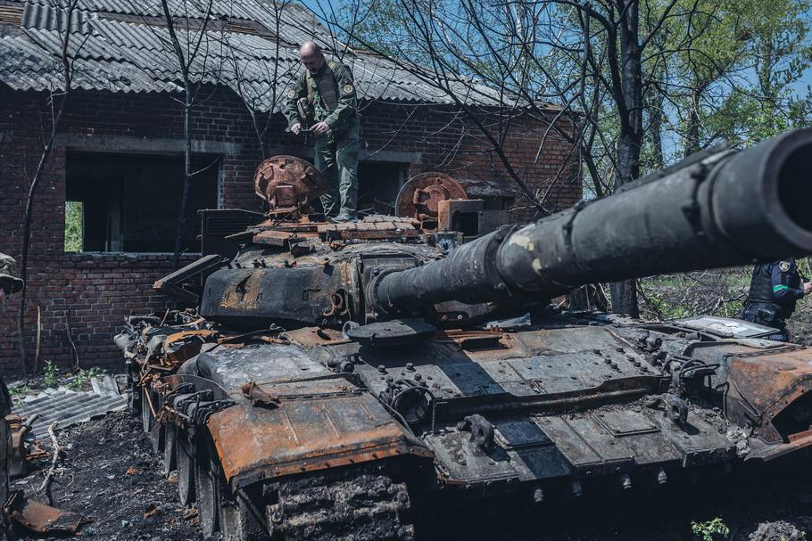Zniszczony rosyjski czołg na obrzeżach Charkowa